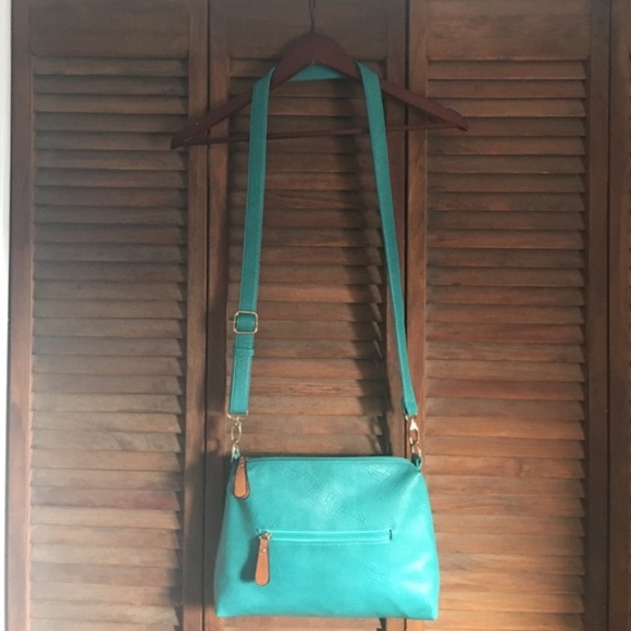 Unbranded Handbags - EUC Turquoise Faux Leather Crossbody